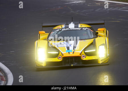 Nuerburg, Allemagne. Apr 23, 2017. Le CGS003C de l'équipe Traum Motorsport mène le domaine pendant la course de qualification pour l'ADAC Zurich course de 24 heures à la piste de course du Nurburgring en Allemagne, Nuerburg, 23 avril 2017. Photo : Thomas Frey/dpa/Alamy Live News Banque D'Images