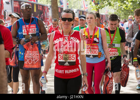 Londres, Royaume-Uni. Apr 23, 2017. La 37e finale des coureurs du Marathon de Londres sur le Mall. Credit : Bettina Strenske/Alamy Live News Banque D'Images