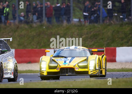 Nuerburg, Allemagne. Apr 23, 2017. Le CGS003C de l'équipe Traum Motorsport mène le domaine pendant la course de qualification pour l'ADAC Zurich course de 24 heures à la piste de course du Nurburgring en Allemagne, Nuerburg, 23 avril 2017. Photo : Thomas Frey/dpa/Alamy Live News Banque D'Images