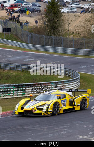 Nuerburg, Allemagne. Apr 23, 2017. Le CGS003C de l'équipe Traum Motorsport mène le domaine pendant la course de qualification pour l'ADAC Zurich course de 24 heures à la piste de course du Nurburgring en Allemagne, Nuerburg, 23 avril 2017. Photo : Thomas Frey/dpa/Alamy Live News Banque D'Images