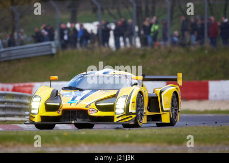 Nuerburg, Allemagne. Apr 23, 2017. Le CGS003C de l'équipe Traum Motorsport mène le domaine pendant la course de qualification pour l'ADAC Zurich course de 24 heures à la piste de course du Nurburgring en Allemagne, Nuerburg, 23 avril 2017. Photo : Thomas Frey/dpa/Alamy Live News Banque D'Images