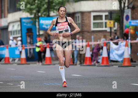 Londres, Royaume-Uni. 23 avril, 2017. Jo Pavey de Grande-bretagne près de la moitié de la Virgin Money 2017 Marathon de Londres à Shadwell. Credit : Mark Kerrison/Alamy Live News Banque D'Images