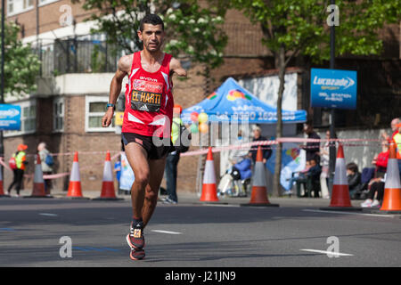 Londres, Royaume-Uni. 23 avril, 2017. Abelhadi El Harti du Maroc, qui a terminé 2e dans le monde Para athlétisme Marathon Coupe du monde, passe par Shadwell près de la moitié de la Virgin Money 2017 Marathon de Londres. Credit : Mark Kerrison/Alamy Live News Banque D'Images