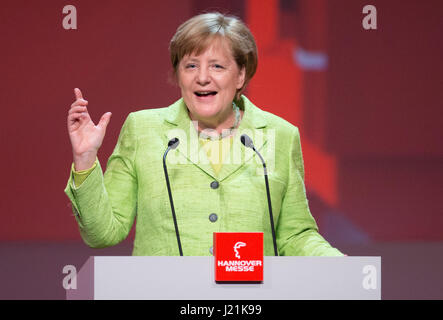 Hanovre, Allemagne. Apr 23, 2017. La chancelière allemande Angela Merkel s'est au cours de l'ouverture de la Foire de Hanovre (Hannover Messe) à la Hannover Congress Centrum (HCC) à Hanovre, Allemagne, 23 avril 2017. 6 500 exposants sont attendus à la plus grande foire industrielle, le Salon de Hanovre. Cette année, le pays partenaire est la Pologne. Photo : Friso Gentsch/dpa/Alamy Live News Banque D'Images