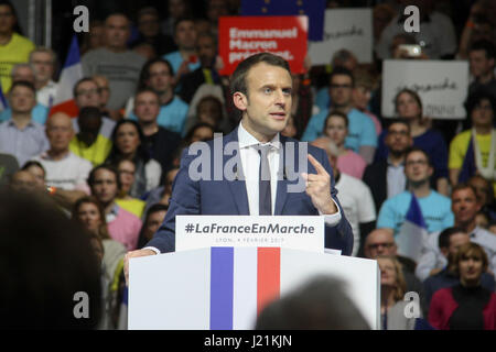 New York, USA. Feb, 2017 4. Photo prise le 4 février 2017 montre le candidat présidentiel français Emmanuel Macron s'adressant à un rassemblement électoral à Lyon, France. Candidat centriste et ancien ministre de l'économie Emmanuel Macron et candidat d'extrême-droite Marine Le Pen le dimanche est arrivé en tête au premier tour de l'élection présidentielle française, selon les projections de plusieurs sondeurs. Credit : Han Bing/Xinhua/Alamy Live News Banque D'Images