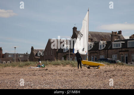 Edinburgh, Ecosse, Royaume-Uni. Apr 23, 2017. De soleil femme et homme tirant sur le voilier plage Musselburgh, Édimbourg, Écosse, Royaume-Uni. Météo : 23 avril 2017 nuageux avec éclaircies. Crédit : Gabriela Antosova/Alamy Live News Banque D'Images