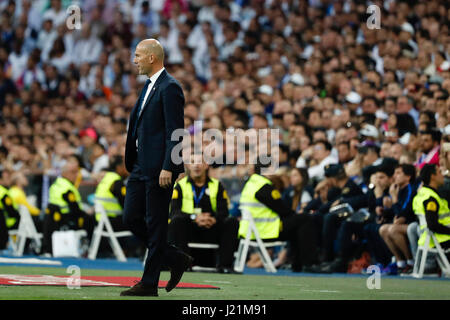 Madrid, Espagne. 23 avril, 2017. Zinedine Zidane Entraîneur du Real Madrid La Liga entre le Real Madrid vs FC Barcelone au Santiago Bernabeu à Madrid, Espagne, le 23 avril 2017 . Gtres más información : crédit en ligne Comuniación,S.L./Alamy Live News Banque D'Images