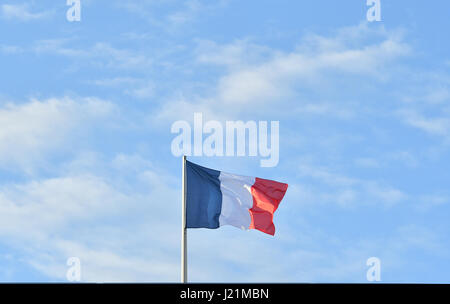 Berlin, Allemagne. Apr 23, 2017. Le drapeau national sur le toit de l'ambassade de France à Berlin, Allemagne, 23 avril 2017. De nombreux ressortissants français votent pour l'élection présidentielle française à l'ambassade. Photo : Paul Zinken/dpa/Alamy Live News Banque D'Images