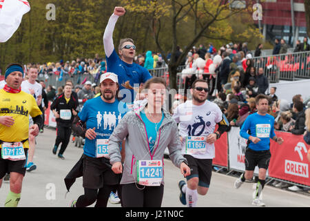 Varsovie, Pologne. Apr 23, 2017. Les participants internationaux à Orlen. Marathon de Varsovie L'événement qui invite à de nombreux coureurs de partout dans le monde. Il y a deux distances de course - 42,125km et Oshee courir à 10km. Credit : Paweł Radomski/Alamy Live News Banque D'Images