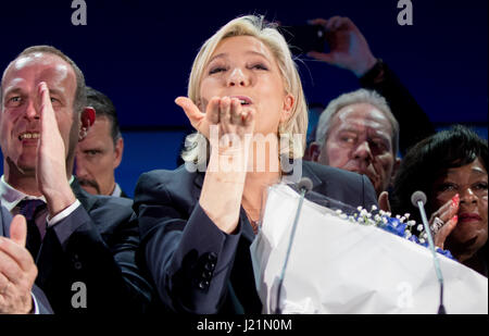 Henin-Beaumont, France. Apr 23, 2017. Le candidat présidentiel du Front National, Marine Le Pen, reçoit des ovations de ses partisans après le premier tour de l'élection, à Henin-Beaumont, France, 23 avril 2017. Photo : Kay Nietfeld/dpa/Alamy Live News Banque D'Images