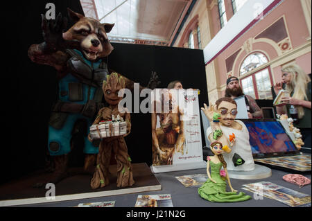 Alexandra Palace, au Royaume-Uni. 23 avril, 2017. Fait main unique et intéressant des gâteaux sur l'affichage à l'International à gâteau Alexandra Palace, Londres. Les concurrents de partout dans le monde est venu pour concurrencer dans le plus grand concours de gâteau. Plusieurs prix ont été remis aux participants des amateurs pour les profesionnels. Il y a différentes catégories d'entrer avec les règles établies pour chaque catégorie, ce qui a donné lieu à des dessins pour chaque gâteau. Andrew Steven Graham/Alamy Live News Banque D'Images