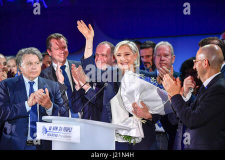 Henin-Beaumont, France. 23 avril, 2017. Marine Le Pen (C), l'extrême droite Front National (FN), candidat à la présidentielle, salue ses partisans à un rassemblement à Henin-Beaumont, France le 23 avril 2017. Candidat centriste et ancien ministre de l'économie Emmanuel Macron et candidat d'extrême-droite Marine Le Pen le dimanche est arrivé en tête au premier tour de l'élection présidentielle française, selon les projections fondées sur vote compte initial par le biais d'organismes. Source : Xinhua/Alamy Live News Banque D'Images