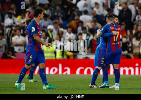 Paco Alcacer do (17) joueur du FC Barcelone. Lionel Andrés Messi (10) joueur du FC Barcelone.La Liga entre le Real Madrid vs FC Barcelone au Santiago Bernabeu à Madrid, Espagne, le 23 avril 2017 . Banque D'Images