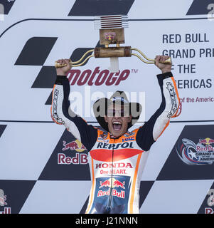 Austin, Texas, États-Unis. Apr 23, 2017. Repsol Honda Team Rider #  93 ''MARC MARQUEZ'' célébrer sa victoire et trophée. Credit : Hoss Mcbain/ZUMA/Alamy Fil Live News Banque D'Images