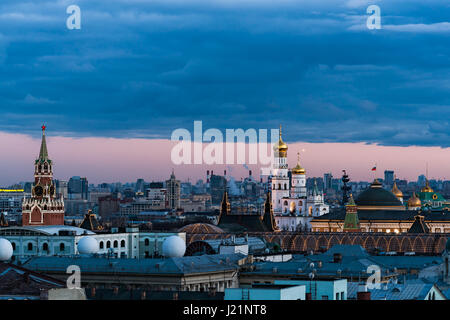 Moscou, Russie. Le 23 avril 2017. Dimanche ensoleillé à Moscou. Partiellement nuageux, pluie légère. La température à propos de 8C (46F). Soirée tranquille et paisible, magnifique coucher de soleil sur les toits de la ville. Vue sur le centre historique de Moscou, Spassky (du Sauveur) Tour du Kremlin, Ivan le Grand clocher. Certains objet intéressant dans le ciel à droite du beffroi. Il pendus il y a plus d'une demi-heure en train de changer sa luminosité de 0 à très lumineux. Crédit : Alex's Pictures/Alamy Live News Banque D'Images