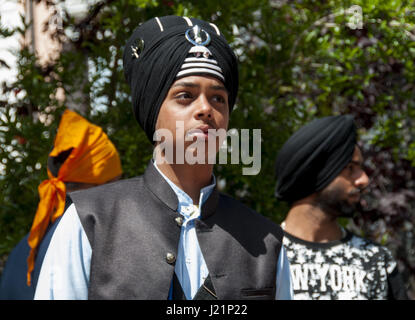 Patrizia Cortellessa, 23 avril 2017, Rome - La musique, les hymnes, les couleurs. La communauté sikhe de Rome célèbre le Vaisakhi, le printemps, avec une procession (nagar kirtan) à partir de la Place Vittorio de district multiethnique Photo : Cronos/Patrizia Cortellessa Banque D'Images