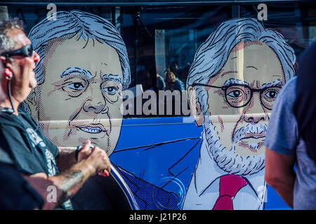 Madrid, Espagne. 23 avril, 2017. Réunion du podemos avec Pablo Iglesias avec un tramabus el blue bus qui circulent autour de la ville de Madrid et dans le bus son tracer une politique différents personnages avec des accusations de corruption Crédit : Alberto Ramírez Sibaja/Alamy Live News Banque D'Images