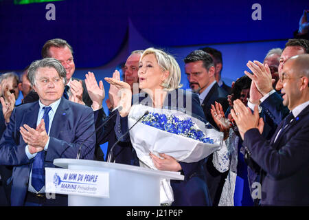 Henin-Beaumont, France. 23 avril, 2017. Marine Le Pen (C), l'extrême droite Front National (FN), candidat à la présidentielle, salue ses partisans à un rassemblement après le premier tour de l'élection présidentielle française, à Henin-Beaumont, France le 23 avril 2017. Candidat centriste et ancien ministre de l'économie Emmanuel Macron et candidat d'extrême-droite Marine Le Pen le dimanche est arrivé en tête au premier tour de l'élection présidentielle française, selon les prévisions des organismes de sondage et des résultats partiels. Source : Xinhua/Alamy Live News Banque D'Images