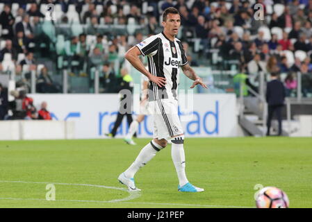 Turin, Italie. Apr 23, 2017. Mario Mandzukic (Juventus) au cours de la série d'un match de football entre la Juventus FC et FC Juventus Stadium à Gênes le 23 avril 2017 à Turin, Italie. Credit : Massimiliano Ferraro/Alamy Live News Banque D'Images