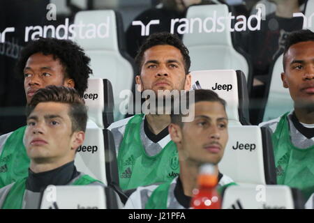 Turin, Italie. Apr 23, 2017. Dani Alves (Juventus) avant la série d'un match de football entre la Juventus FC et FC Juventus Stadium à Gênes le 23 avril 2017 à Turin, Italie. Credit : Massimiliano Ferraro/Alamy Live News Banque D'Images