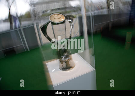 Bydgoszcz, Pologne. 23 avril, 2017. Un tour à la promotion du prochain championnat de football de l'UEFA des moins de 21 ans est vu sur l'Île Mill. En juillet Bydgoszcz sera l'une des principales villes accueillant le tournoi. Credit : Jaap Arriens/Alamy Live News Banque D'Images