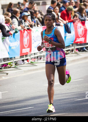 St Jame's Park, Londres, UK. 23 avr, 2017. Des milliers de personnes prennent part à la 37e marathon de Londres : crédit Alan Fraser/Alamy live news Banque D'Images