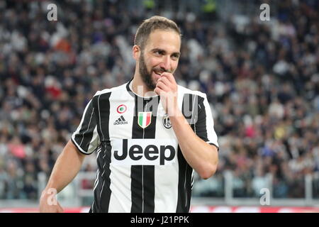 Turin, Italie. Apr 23, 2017. Gonzalo Higuain (Juventus) au cours de la série d'un match de football entre la Juventus FC et FC Juventus Stadium à Gênes le 23 avril 2017 à Turin, Italie. Credit : Massimiliano Ferraro/Alamy Live News Banque D'Images