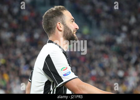 Turin, Italie. Apr 23, 2017. Gonzalo Higuain (Juventus) au cours de la série d'un match de football entre la Juventus FC et FC Juventus Stadium à Gênes le 23 avril 2017 à Turin, Italie. Credit : Massimiliano Ferraro/Alamy Live News Banque D'Images