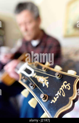 Whitmore Lake, MI, USA. Apr 23, 2017. Un guitariste de jazz de la Michigan joue de la guitare acoustique Gibson vintage. Credit : Mark Bialek/ZUMA/Alamy Fil Live News Banque D'Images