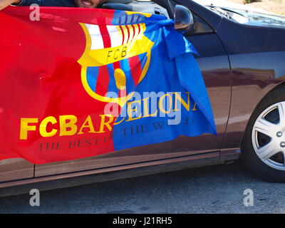 Dallas, USA, 23 avril 2017. Un wagon chargé de Highland Lake les élèves sont heureux et excité dans la victoire du FC Barcelone sur le Real Madrid todayt 3-2. Ils ont voulu afficher leurs drapeaux pour l'appareil photo. Credit : dallaspaparazzo/Alamy Live News Banque D'Images