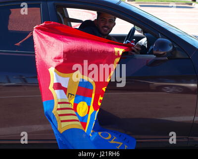 Dallas, USA, 23 avril 2017. Un wagon chargé de Highland Lake les élèves sont heureux et excité dans la victoire du FC Barcelone sur le Real Madrid todayt 3-2. Ils ont voulu afficher leurs drapeaux pour l'appareil photo. Credit : dallaspaparazzo/Alamy Live News Banque D'Images