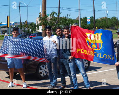 Dallas, USA, 23 avril 2017. Un wagon chargé de Highland Lake les élèves sont heureux et excité dans la victoire du FC Barcelone sur le Real Madrid todayt 3-2. Ils ont voulu afficher leurs drapeaux pour l'appareil photo. Credit : dallaspaparazzo/Alamy Live News Banque D'Images