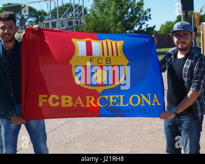 Dallas, USA, 23 avril 2017. Un wagon chargé de Highland Lake les élèves sont heureux et excité dans la victoire du FC Barcelone sur le Real Madrid todayt 3-2. Ils ont voulu afficher leurs drapeaux pour l'appareil photo. Credit : dallaspaparazzo/Alamy Live News Banque D'Images