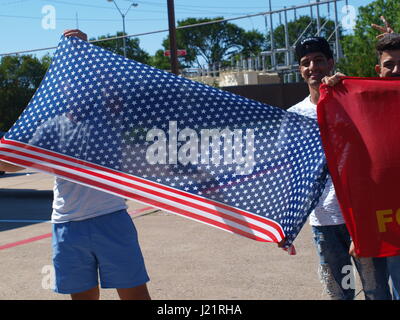 Dallas, USA, 23 avril 2017. Un wagon chargé de Highland Lake les élèves sont heureux et excité dans la victoire du FC Barcelone sur le Real Madrid todayt 3-2. Ils ont voulu afficher leurs drapeaux pour l'appareil photo. Credit : dallaspaparazzo/Alamy Live News Banque D'Images