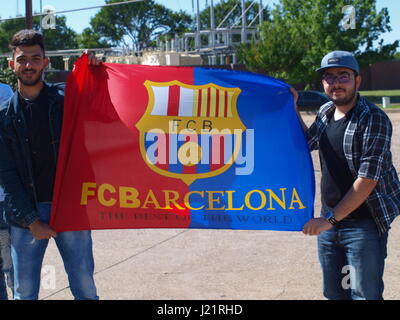 Dallas, USA, 23 avril 2017. Un wagon chargé de Highland Lake les élèves sont heureux et excité dans la victoire du FC Barcelone sur le Real Madrid todayt 3-2. Ils ont voulu afficher leurs drapeaux pour l'appareil photo. Credit : dallaspaparazzo/Alamy Live News Banque D'Images