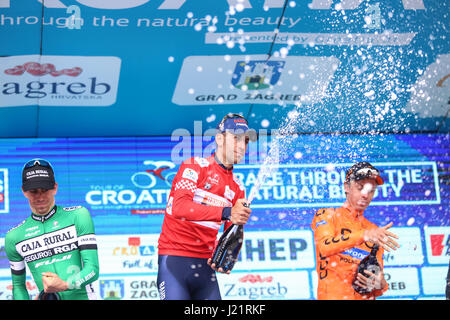 Zagreb, Croatie. Apr 23, 2017. Le vainqueur Vincenzo Nibali (C) de Bahreïn Merida, la deuxième place au classement général Jaime Garcia Roson (L) de la Caja Rural - Seguros RGA et troisième place Jan Hirt de CCC Polkowice Sprandi célébrer leur victoire à Zagreb, capitale de la Croatie, le 23 avril 2017. La course cycliste internationale tour de France 2017 a eu lieu en Croatie entre le 18 avril à 23 de 2017. Crédit : Igor Soban/Xinhua/Alamy Live News Banque D'Images