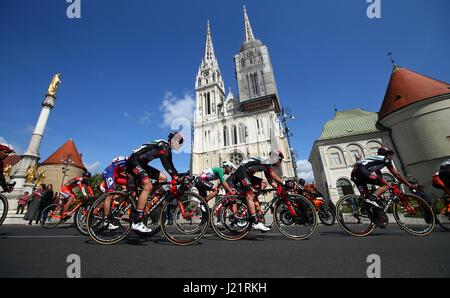 Zagreb, Croatie. Apr 23, 2017. Les cyclistes en compétition lors de la sixième étape du tour cycliste international de la Croatie en 2017 à Zagreb, capitale de la Croatie, le 23 avril 2017. La course cycliste internationale tour de France 2017 a eu lieu en Croatie entre le 18 avril à 23 de 2017. Credit : Zeljko Lukunic/Xinhua/Alamy Live News Banque D'Images