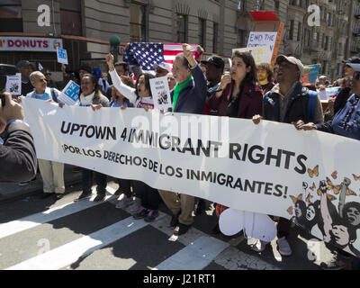 New York City NY, USA. Apr 23, 2017. Des centaines de manifestants se sont réunis à Harlem de rallye et de mars W.145Th St. à Inwood dans le secteur Est de mars pour les immigrants. Les manifestants ont exigé une fin à la détention et les expulsions, la collaboration entre la glace et la police locale, la séparation des familles, l'interdiction musulmane, le mur, et la criminalisation des immigrés. Credit : Ethel Wolvovitz/Alamy Live News Banque D'Images