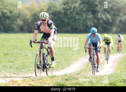 Rutland, UK. 23 avril, 2017. Rutland - Melton CiCLE Classic 2017. Sur la photo : Les cavaliers font leur chemin jusqu'omerberg'. Photo par Dan Matthams la photographie. Crédit : Daniel Matthams/Alamy Live News Banque D'Images