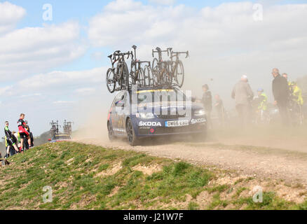 Rutland, UK. 23 avril, 2017. Rutland - Melton CiCLE Classic 2017. En photo : l'équipe Wiggins team voiture atteint le sommet de "omerberg'. Photo par Dan Matthams la photographie. Crédit : Daniel Matthams/Alamy Live News Banque D'Images