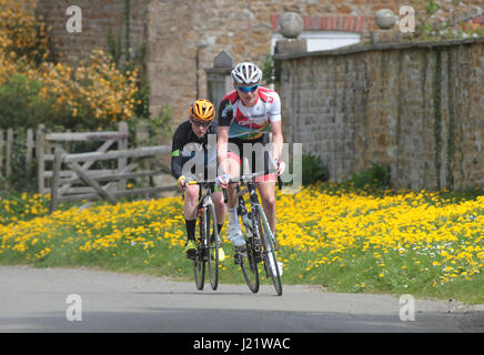 Rutland, UK. 23 avril, 2017. Rutland - Melton CiCLE Classic 2017. Sur la photo : Les cavaliers à Cold Overton. Photo par Dan Matthams la photographie. Crédit : Daniel Matthams/Alamy Live News Banque D'Images