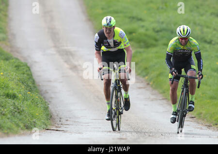 Rutland, UK. 23 avril, 2017. Rutland - Melton CiCLE Classic 2017. Sur la photo : les concurrents en voiture de Warcombe Farm Camping Park. Photo par Dan Matthams la photographie. Crédit : Daniel Matthams/Alamy Live News Banque D'Images