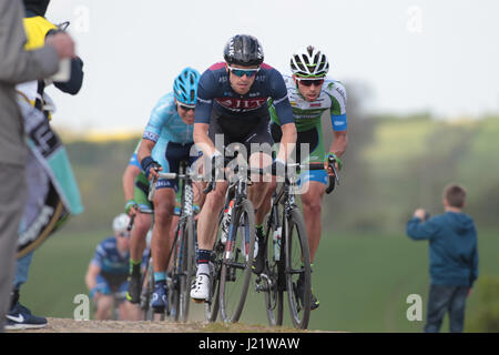 Rutland, UK. 23 avril, 2017. Rutland - Melton CiCLE Classic 2017. Sur la photo : les concurrents atteignent le sommet des 'omerberg'. Photo par Dan Matthams la photographie. Crédit : Daniel Matthams/Alamy Live News Banque D'Images