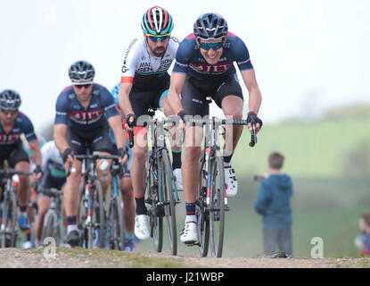 Rutland, UK. 23 avril, 2017. Rutland - Melton CiCLE Classic 2017. Sur la photo : les concurrents atteignent le sommet des 'omerberg'. Photo par Dan Matthams la photographie. Crédit : Daniel Matthams/Alamy Live News Banque D'Images