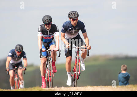 Rutland, UK. 23 avril, 2017. Rutland - Melton CiCLE Classic 2017. Sur la photo : les concurrents atteignent le sommet des 'omerberg'. Photo par Dan Matthams la photographie. Crédit : Daniel Matthams/Alamy Live News Banque D'Images