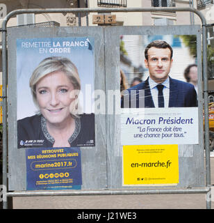 Des affiches électorales des deux coureurs de l'élection présidentielle française, Marine Le Pen et Emmanuel macron Banque D'Images