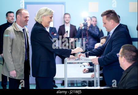 Henin-Beaumont, France. 23 avril, 2017. Hénin-Beaumont (nord de la France) : vote Marine Le Pen au premier tour de l'élection présidentielle française de 2017 (2017/04/23) Credit : Andia/Alamy Live News Banque D'Images