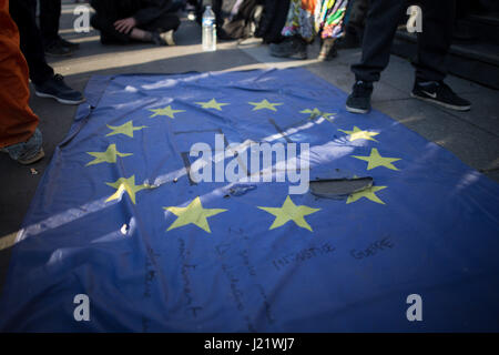 Paris, France. 23 avril, 2017. Le soir de l'élection présidentielle française les manifestants se rassembleront sur la Place de la Bastille. Comme la police déploie des gaz lacrymogènes place est occupée. Certaines personnes sont arrêtées. Une personne est blessée. Les émeutiers se séparer et à se déplacer dans la ville en détruisant les banques et bloquer les routes. Apr 23, 2017. Crédit : Michael Trammer/ZUMA/Alamy Fil Live News Banque D'Images