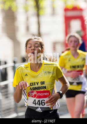 St James' Park, Londres, UK. 23 avr, 2017. Des milliers de personnes prennent part à la 37e marathon de Londres : crédit Alan Fraser/Alamy live news Banque D'Images