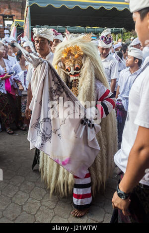 Kesiman, Denpasar, Bali, Indonésie. Apr 23, 2017. L'homme habillé comme les balinais Rangda mythologique démon, reine des sorcières effectue pendant le rituel de poignarder à l'Pengerebongan Sakral cérémonie. Ce rituel a lieu tous les 210 jours sur le calendrier Saka hindous balinais et est un test solennelle des dévots foi en Dieu et attire une foule immense de fidèles hindous et des spectateurs à l'Petilan Temple Pura, Denpasar, Indonésie. Crédit : Antony Ratcliffe/Alamy Live News. Banque D'Images